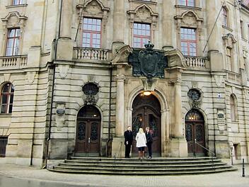 Ein Kaufmann aus dem Landkreis Kulmbach, der sich wegen schweren Betrugs in 82 Fällen vor dem Bayreuther Landgericht verantworten muss, beteuert nach wie vor seine Unschuld. Foto: Stephan Tiroch