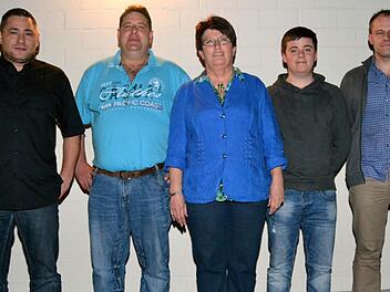 Der neue Vorstand der Angler: Kassier Mario Wedler Bamberg, 2. Vorsitzender Frank Herterich, 1. Vorsitzende Sonja Seufert, Jugendwarte Marco Alzheimer und Carsten Leurer (von links). Foto: Andreas Lomb