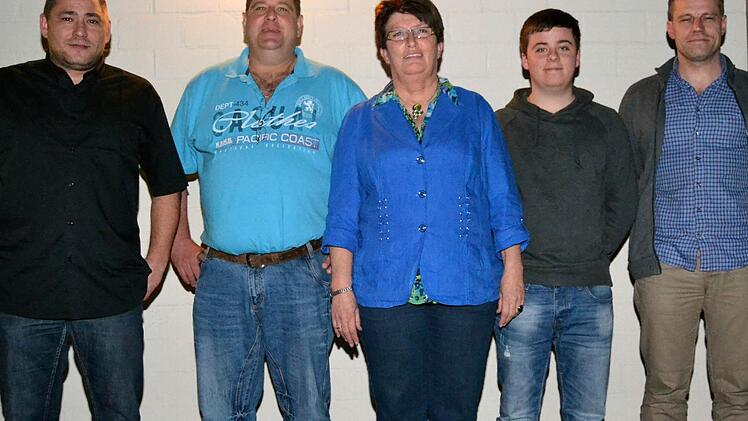 Der neue Vorstand der Angler: Kassier Mario Wedler Bamberg, 2. Vorsitzender Frank Herterich, 1. Vorsitzende Sonja Seufert, Jugendwarte Marco Alzheimer und Carsten Leurer (von links). Foto: Andreas Lomb