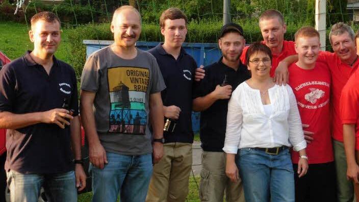 Die Eichelberger (rot) setzten sich nach packenden Kämpfen in der Verlängerung knapp mit 3:2 gegen Reutersbrunn durch, v.l.: Roland Schramm, Erster Vorsitzender Walter Zapf, Stefan Göttel, Michael Walz, Wettkampfleiterin Kerstin Ebert, Harry Streng, Max Streng, Werner Paschek, Marcel Ebert, Marcel Leipold. Foto: wolfgang Dietz