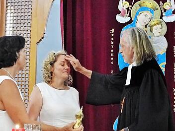 Pfarrer Günter Wagner bei einer Erwachsenentaufe in der koptischen Kirche von El Gouna in Ägypten. Foto: Privat