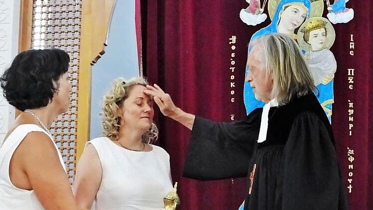 Pfarrer Günter Wagner bei einer Erwachsenentaufe in der koptischen Kirche von El Gouna in Ägypten. Foto: Privat