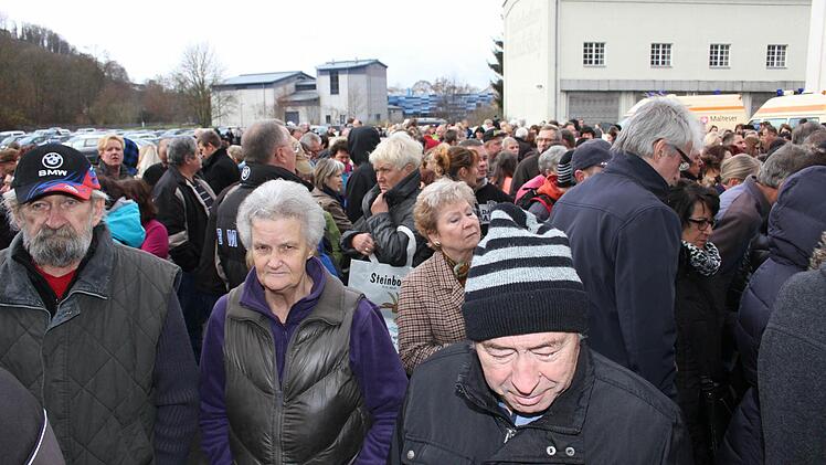 Wer zuerst kommt, kauft zuerst - auch beim Lions-Flohmarkt 2015 standen die Schnäppchenjäger Schlange.