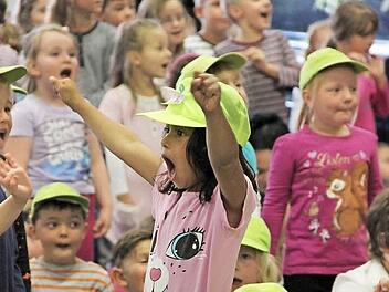 "Wir wollen spielen, klatschen, schreien!" Die Kinder hatten einen Riesenspaß dabei, ihre Rechte in die Welt zu posaunen. Foto: Katharina Müller-Sanke