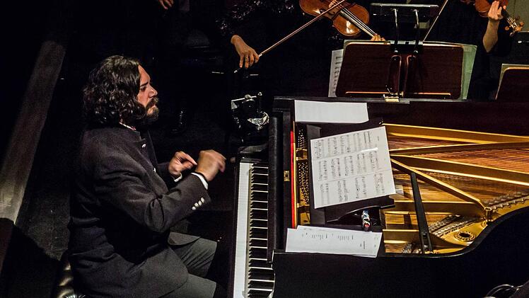 "Philharmonic goes Tango": Impressionen vom Sonderkonzert im Landestheater Coburg. Musikalischer Leiter am Fl+gel: Juan Esteban Cuacci.Foto: Jochen Berger
