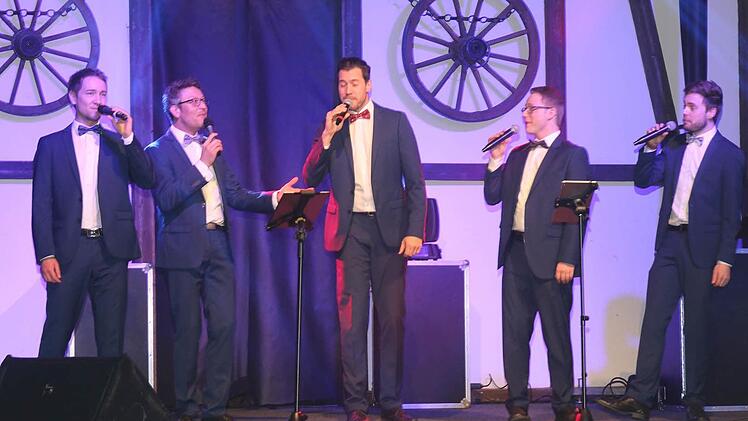 Mit ihren klaren reinen Stimmen begeisterten die fünf ehemaligen Regensburger Domspatzen in Weidhausen. Foto: Michael Stelzner