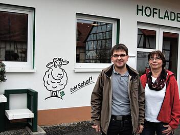 Landwirtschaftsmeister Andreas Schlembach mit Mutter Jutta vor dem neuen Hofladen.  Fotos: Sigismund von Dobsch&uuml;tz