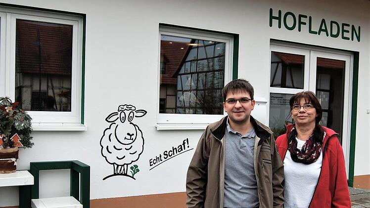 Landwirtschaftsmeister Andreas Schlembach mit Mutter Jutta vor dem neuen Hofladen.  Fotos: Sigismund von Dobschütz