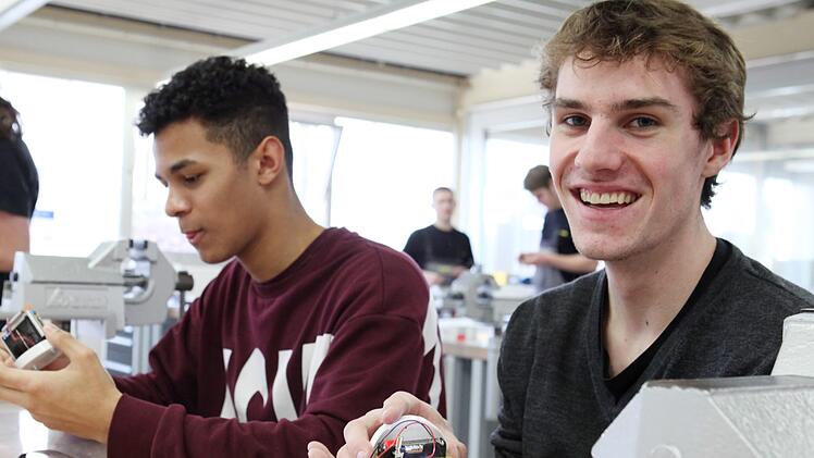 Elias Schmelz (links) und Fiete Menzel waren zwei der Schüler der Rudolf-Steiner-Schule, die bei Kaeser Kompressoren einen Einblick in eine mögliche Ausbildung bekamen.privat