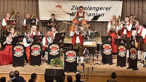 Die Gastkapelle aus Ziegelanger brachte mit einem abwechslungsreichen Programm Schwung in den Saal.
