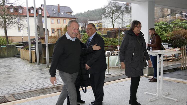 Das machte OB Frank Rebhan sichtlich Spaß und auch stolz, seine  Neustadter durch sein "Arbeits-Revier" zu führen.   Foto: Manja von Nida