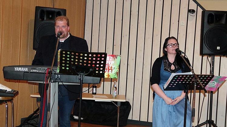 Benjamin und Nancy Baier  unterhielten als Duo "2-stimmig".Heike Schülein
