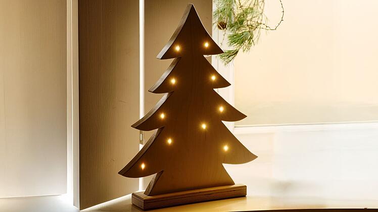 Mit seinem warmen Schein und natürlichem Charme sorgt der beleuchtete Holztannenbaum für festliche Gemütlichkeit und bringt die Weihnachtsstimmung direkt ins Zuhause.