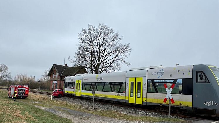 Wiesenfeld: Auto kollidiert mit Zug - Strecke gesperrt