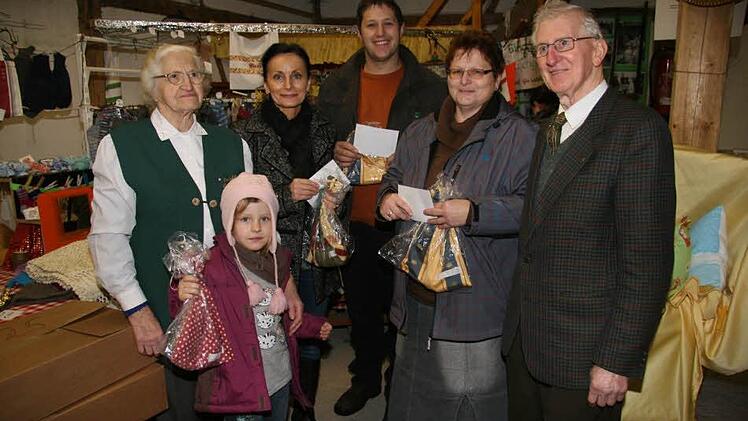 Johanna Hübner (links) und Karl Scherer (rechts) vom Strickkreis Grafengehaig übereichen den Einrichtungen die Schecks: Judith Schöffel freut sich für die SVE, Elternbeiratsvorsitzender Sebastian Ott für den Kindergarten Grafengehaig und Isolde Nagel für den Kindergarten Stadtsteinach. Und Franziska Ott hat sich auch gleich ein Turnsäckchen ausgesucht