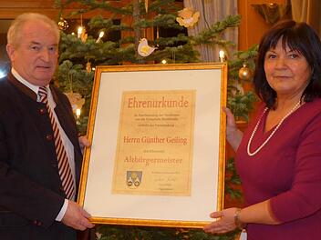 Günther Geiling ist jetzt "Altbürgermeister" von Breitbrunn. Seine Nachfolgerin im Amt, Gertrud Bühl, übergab die Urkunde. Foto: Sabine Meißner