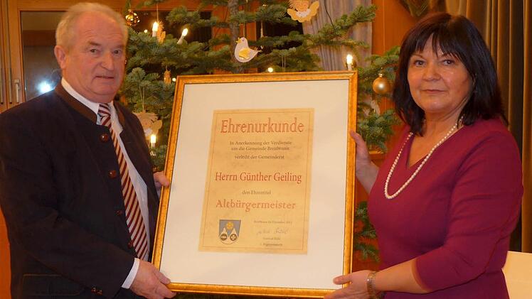Günther Geiling ist jetzt "Altbürgermeister" von Breitbrunn. Seine Nachfolgerin im Amt, Gertrud Bühl, übergab die Urkunde. Foto: Sabine Meißner