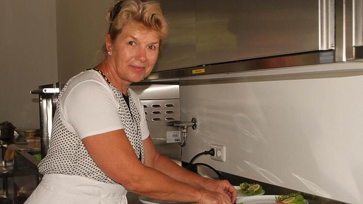 "Köchin" Jutta Gundelach macht ihre Arbeit Spaß.