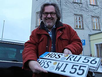 Wilfried Engelhardt aus Höchstadt ist als einer der ersten Montagfrüh zur Zulassungsstelle gekommen, um sich seine HÖS-Kennzeichen abzuholen. Foto: Christian Bauriedel