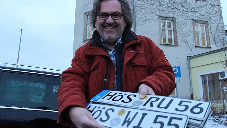 Wilfried Engelhardt aus Höchstadt ist als einer der ersten Montagfrüh zur Zulassungsstelle gekommen, um sich seine HÖS-Kennzeichen abzuholen. Foto: Christian Bauriedel