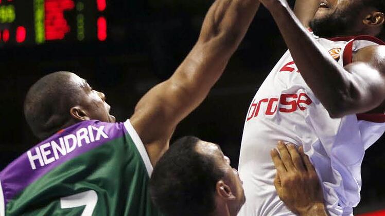 Darius Miller (r.) setzt sich gegen Richard Hendrix in Szene und stopft den Ball in den Korb. Foto: dpa