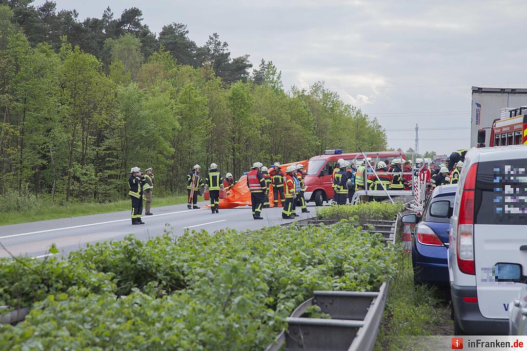 Vier Tote bei furchtbarem Unfall auf A6 - Lkw rast in Stauende