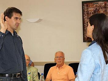 Christian Kiehr legt vor Christiane Meyer den Amtseid ab.  Foto: Carmen Schwind
