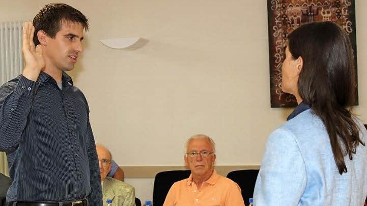 Christian Kiehr legt vor Christiane Meyer den Amtseid ab.  Foto: Carmen Schwind