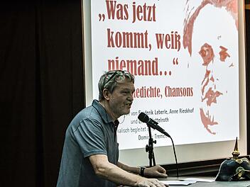 Gerhard Kampe erläuterte die Ziele des Tucholsky-Abends in Coburg. Foto: Jochen Berger