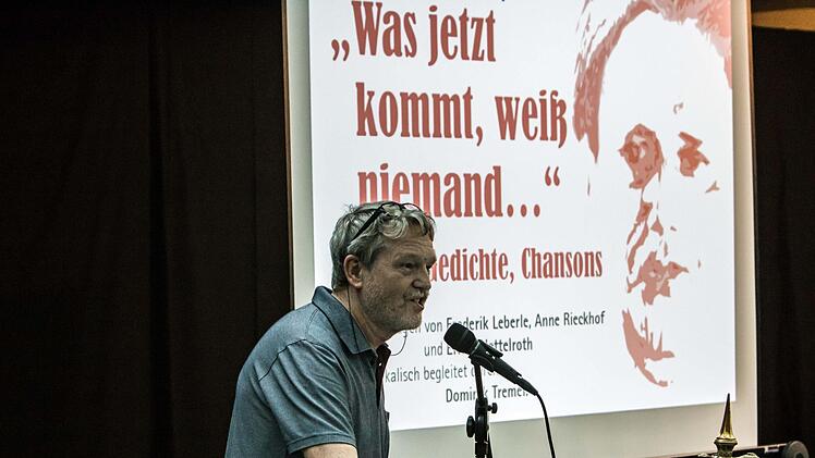 Gerhard Kampe erläuterte die Ziele des Tucholsky-Abends in Coburg. Foto: Jochen Berger