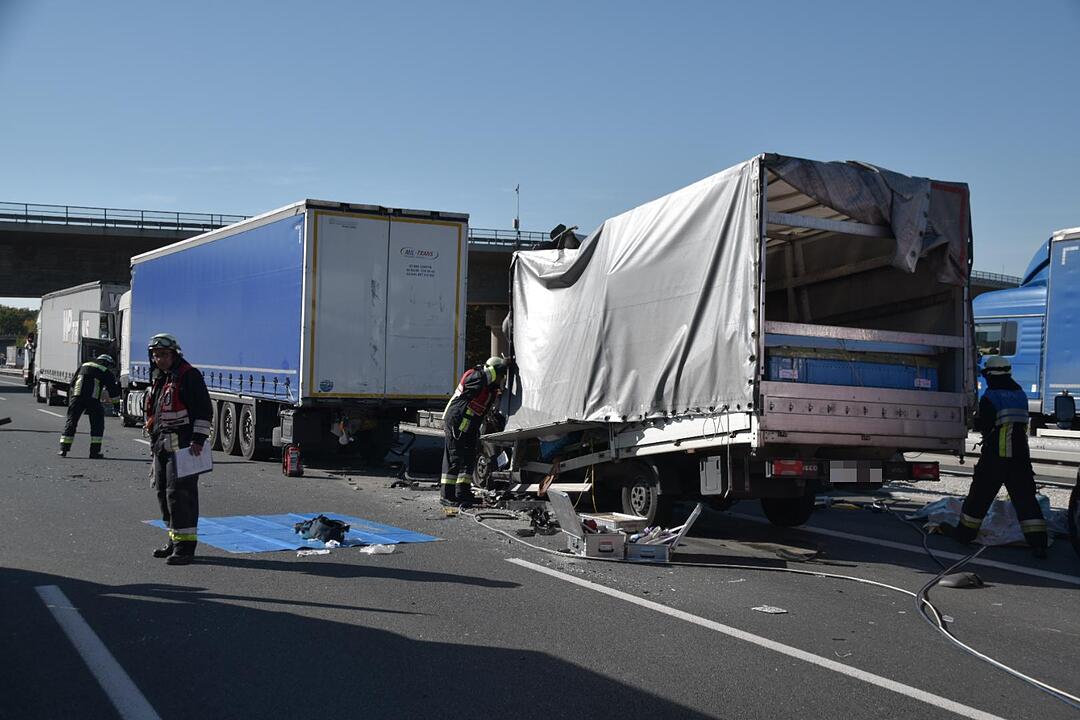 A6 bei Nürnberg: Kleintransporter fährt auf Stauende auf – Fahrer stirbt noch an Unfallstelle