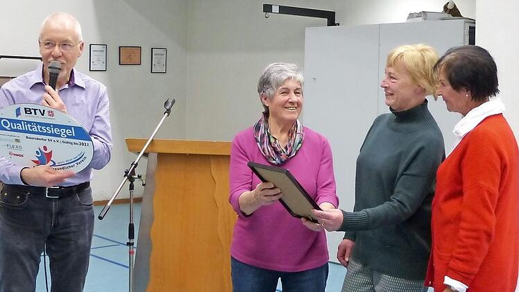 Michael Wiedenbauer vom Bayerischen Turnverband (links) überreichte den Seniorensportlerinnen (nach rechts) Brigid Gruß, Anne Küpers und Ursel Baumgartl die Auszeichnung "seniorenfreundlicher Verein".