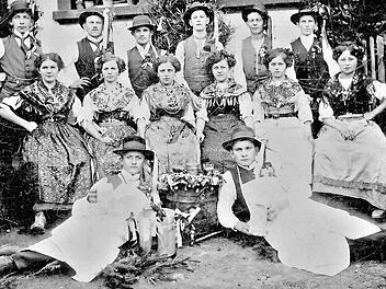 Die schmucke Stockheimer Kirchweihgesellschaft von 1913 stellte sich vor dem Anwesen des Bäckermeisters Karl Bauersachs zu einem Erinnerungsbild.  Repro: Fleischmann