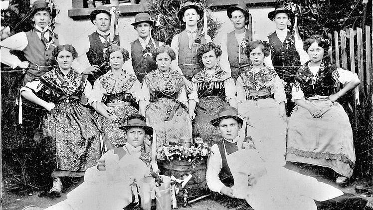 Die schmucke Stockheimer Kirchweihgesellschaft von 1913 stellte sich vor dem Anwesen des Bäckermeisters Karl Bauersachs zu einem Erinnerungsbild.  Repro: Fleischmann