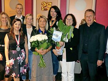 Viele Gratulanten kamen zum Jubiläum von LC Kulmbach (von rechts): Marco Hanft (OT), OB Henry Schramm, Ute Salzwedel (Kiwanis), Anna-Sophie Wiest (Distrikt-Präsidentin LC), Katja Walther (LC Kulmbach), Christina Räder (LC Erfurt), Tanu Hertel (LC Bayreuth), Thomas Baumgärtner (RT), Gitta Kestel (Tangent) und Jochen Haueißen (Rotary). Foto: Dieter Hübner
