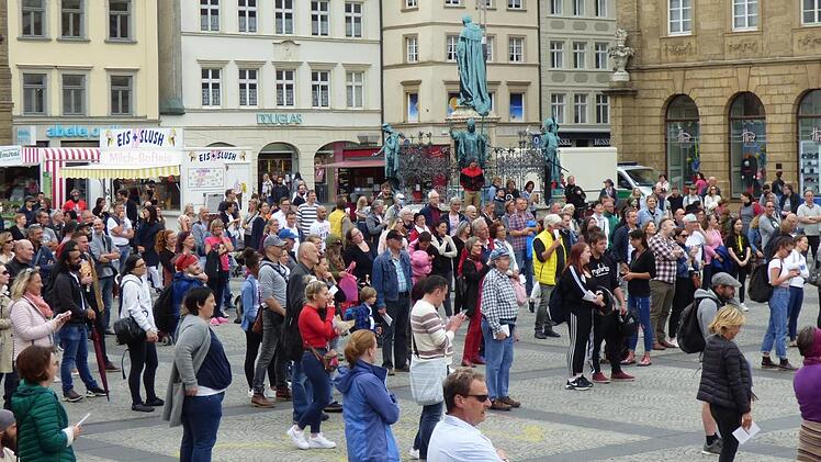 Abstand, Mundschutz? Bei der Demo in Bamberg war das nicht das Thema. Foto: Thomas Weichert