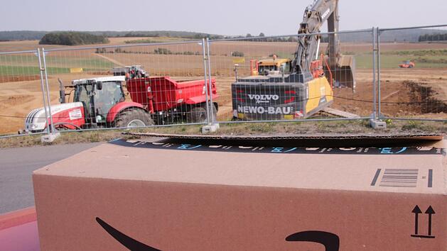 Im Gewerbepark A 71 entsteht das neue Amazon Verteilzentrum. Die Mitarbeiter dort sollen  11,62 Euro pro Stunde verdienen. Benedikt Borst