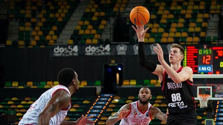 Arnoldas Kulboka (rechts) trägt in der zweiten Saison das Trikot von Retabet Bilbao. Der inszwischen 22-jährige Litauer stand von 2015 bis 2019 bei Brose Bamberg unter Vertrag. Foto: championsleague.basketball