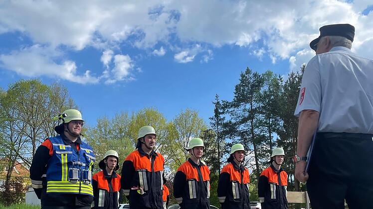 Aufstellung der Löschgruppe kurz vor beginn der Prüfung. Foto: Hans Kaiser
