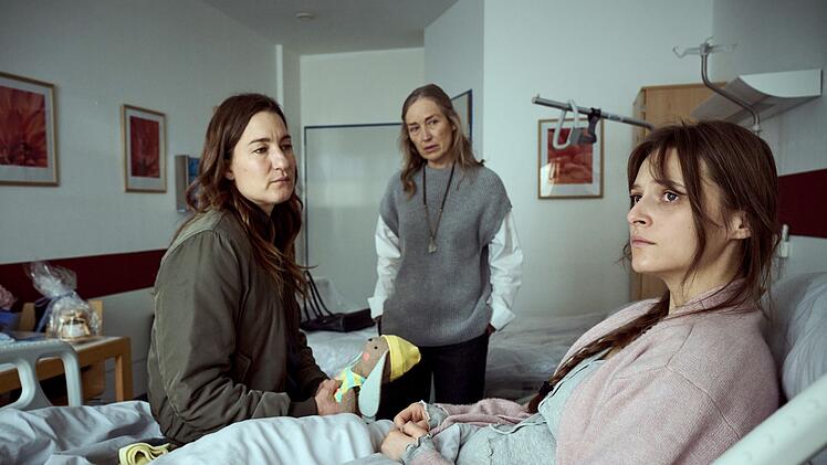 Frederike Bader (Marie Leuenberger, links) befragt Charlotte Amrosius (Tamara Roming, rechts) und ihre Mutter Sabine (Susanne Schroeder).