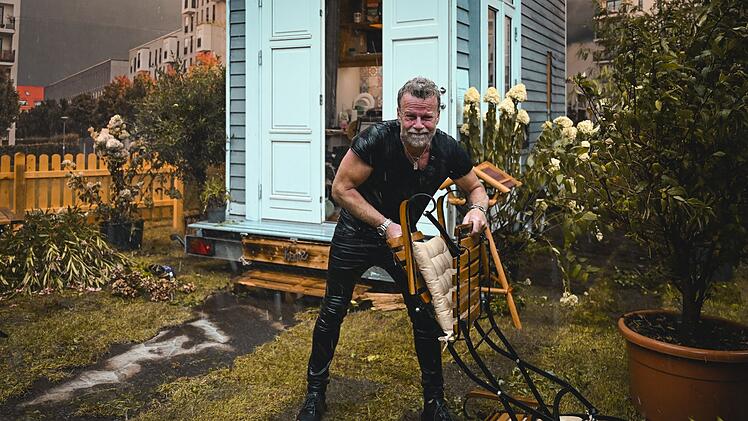 Für sein "Klima-Experiment" setzte sich Jenke von Wilmsdorff im Tiny-House extremen Witterungsbedingungen und Mücken aus.
