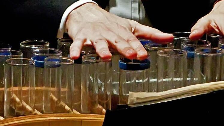 Mit angefeuchteten Fingerspitzen entlockt Martin Hilmer dem Verrophon bei seinem Gastspiel im Glasmuseum Rosenau wunderbare Töne. Fotos: Jochen Berger