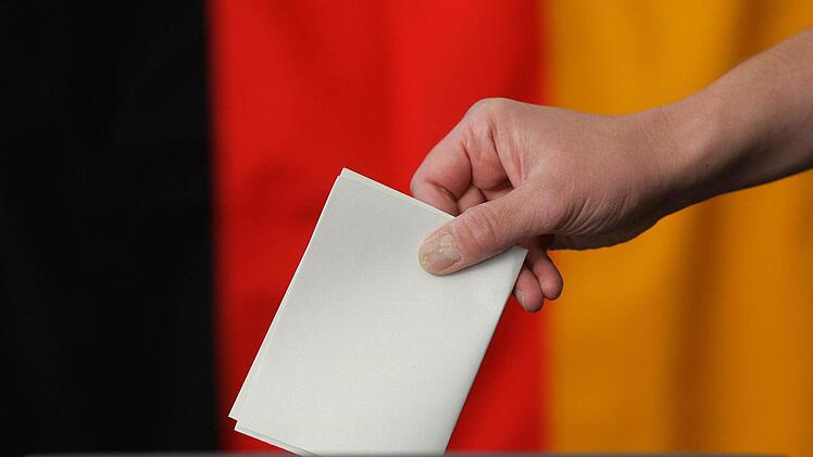 Ein Stimmzettel wird in eine Urne gesteckt. Aus Bamberger Sicht wird die Bundestagswahl spannend wie lange nicht. Erstmals seit Jahren könnte mit Andreas Schwarz wieder ein SPD-Kandidat aus der Region den Sprung nach Berlin schaffen. Symbolfoto: Jens Wolf/dpa