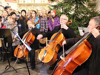 Beim "Angels' Carol" von John Rutter waren auch Solisten mit ihren Instrumenten dabei. Sie bereicherten das Konzert des Gymnasiums. Fotos: Ralf Naumann