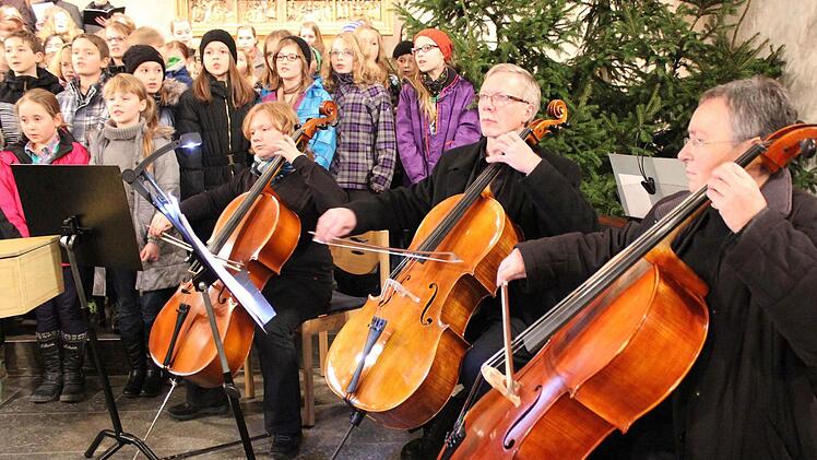 Beim "Angels' Carol" von John Rutter waren auch Solisten mit ihren Instrumenten dabei. Sie bereicherten das Konzert des Gymnasiums. Fotos: Ralf Naumann
