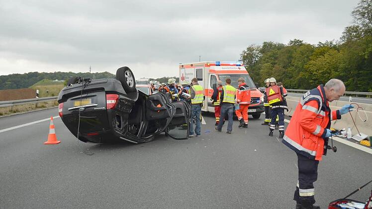 Auf der A3 bei Helmstadt hat am Samstag der Fahrer eines Wohnwagengespanns die Kontrolle verloren und sich mit seinem Pkw überschlagen. Foto: Berthold Diem