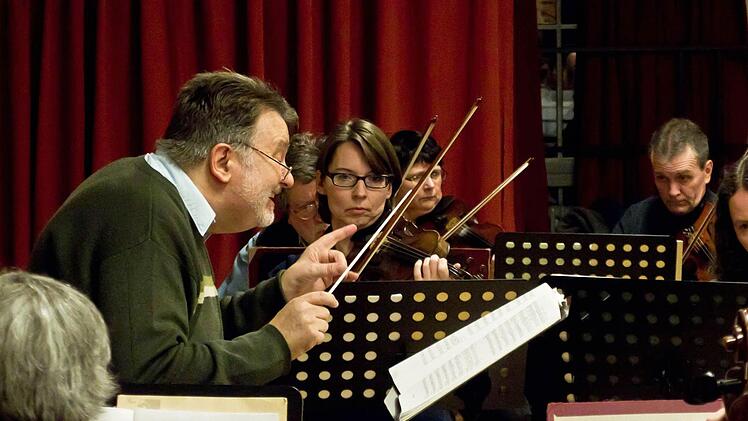 Unter Leitung von Hans Stähli probt das Orchester der "Musikfreunde Neustadt".Foto: Jochen Berger