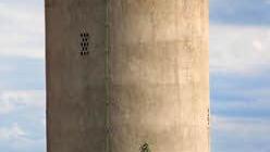 In der obersten Etage des alten Wasserturms bei Wermerichshausen leben junge Schleiereulen. Foto: Dieter Britz