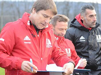 Talentsichter unter Beobachtung: Unser Bild zeigt (von links) Michael Oenning, Thomas Häßler und Thomas Stratos bei einer von drei Trainingseinheiten am Montag im Bad Kissinger Sportpark. Foto: Jürgen Schmitt