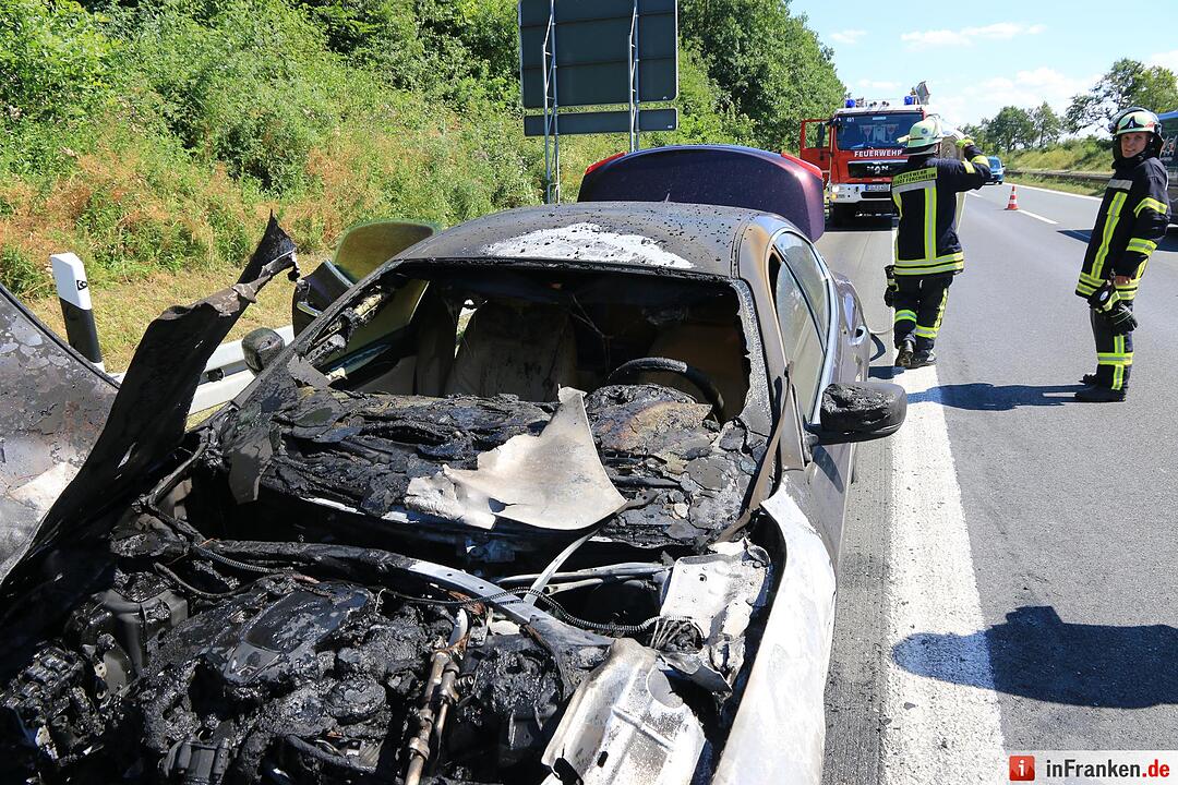 Maserati brennt auf A73 bei Eggolsheim